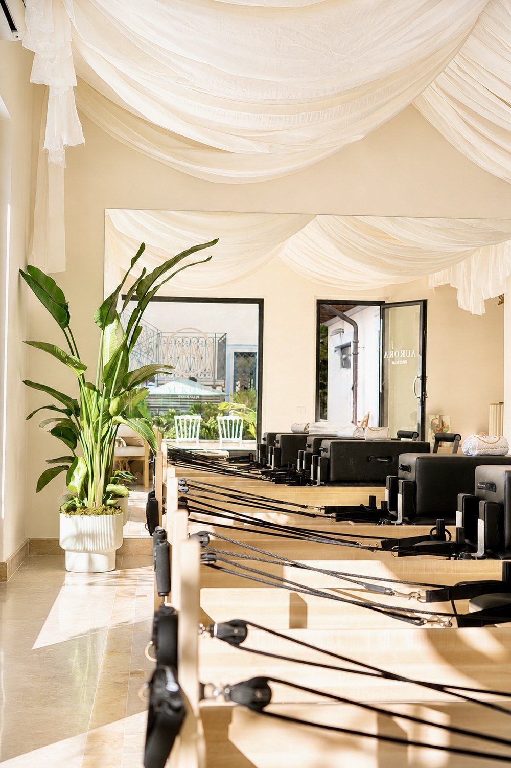 Aurora Forte Club — Studio con specchi ovali dorati