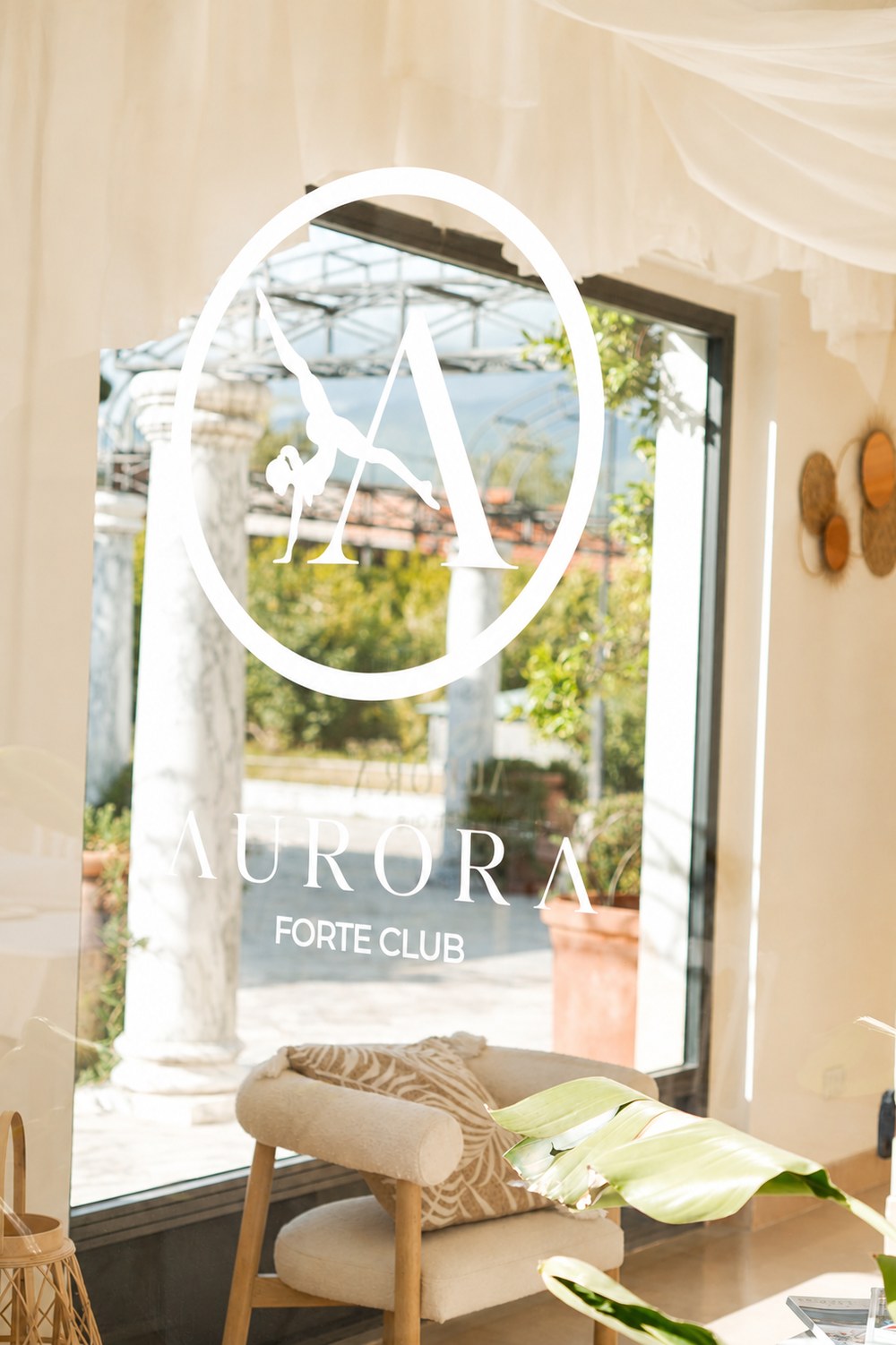 Aurora Forte Club — Reformer e specchi ovali dorati